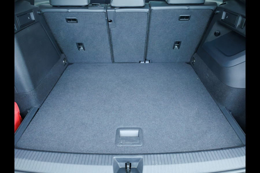 Volkswagen Tiguan 1.5 eHybrid Elegance Business 204 PK | Panodak | Elec. Trekhaak | Stoel- & Stuurverw. | Massagestoelen | 20 inch Head-Up, Ergo active stoel, Extra All Season Wielenset