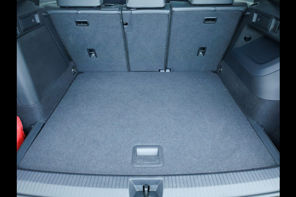 Volkswagen Tiguan 1.5 eHybrid Elegance Business 204 PK | Panodak | Elec. Trekhaak | Stoel- & Stuurverw. | Massagestoelen | 20 inch Head-Up, Ergo active stoel, Extra All Season Wielenset