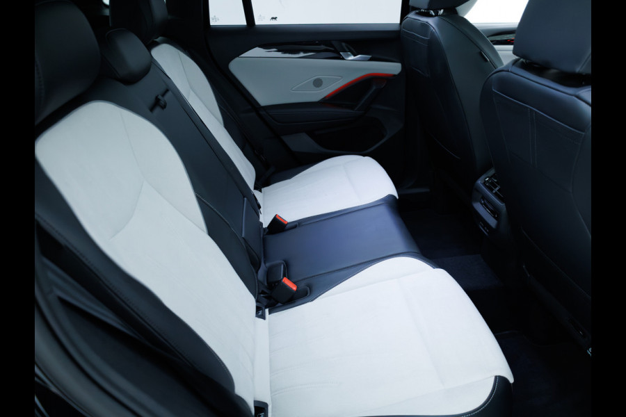 Volkswagen Tiguan 1.5 eHybrid Elegance Business 204 PK | Panodak | Elec. Trekhaak | Stoel- & Stuurverw. | Massagestoelen | 20 inch Head-Up, Ergo active stoel, Extra All Season Wielenset