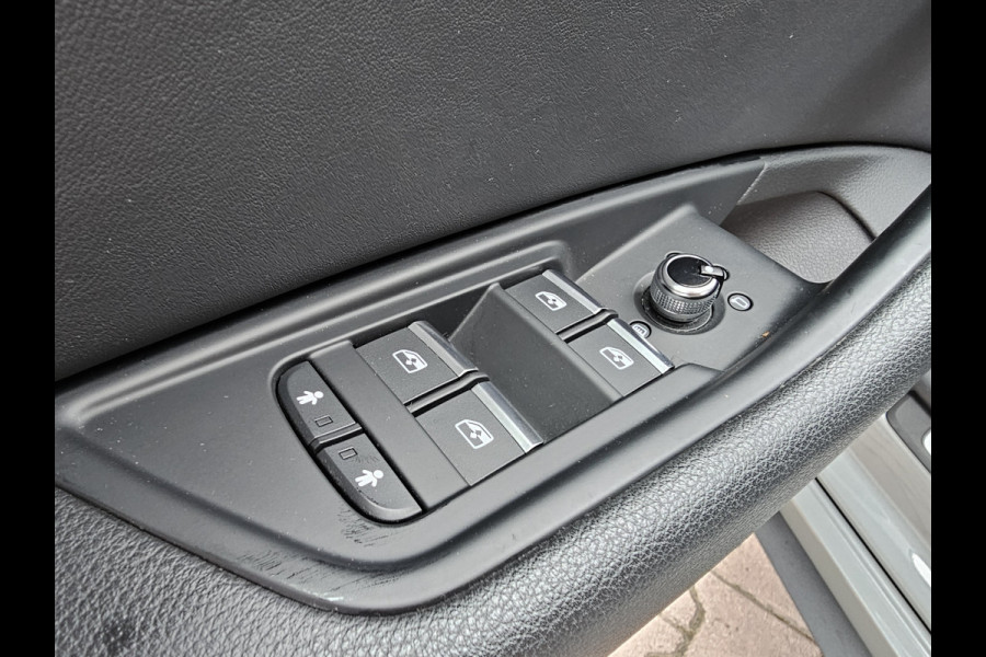 Audi A5 Sportback 35 TFSI Sport S-line edition | LED | Zwart optiek | Trekhaak | Sportstoelen | PDC | Keyless | Navi | Elek. achterklep | Afgevlakt stuur |