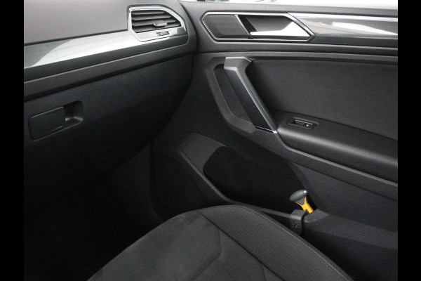 Volkswagen Tiguan 1.4 TSI 150PK Aut. 4Motion Highline Business R | R-Line | Pano | Navi | Virtual Display | Stoelverwarming | Camera | Trekhaak | Climate Control | DAB+ | Carplay