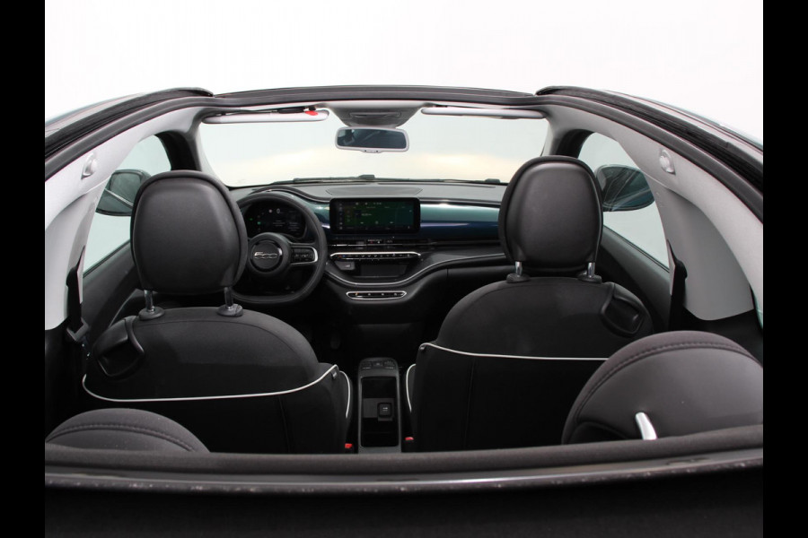 Fiat 500E Berline 42 kWh Automaat Climate control Cruise control Achteruitrijcamera Led Navigatie Apple Carplay/ Android Auto Lichtmetalen velgen Stoelverwarming