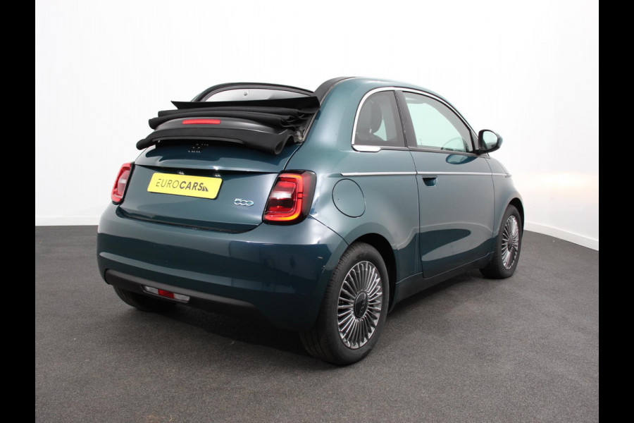 Fiat 500E Berline 42 kWh Automaat Climate control Cruise control Achteruitrijcamera Led Navigatie Apple Carplay/ Android Auto Lichtmetalen velgen Stoelverwarming
