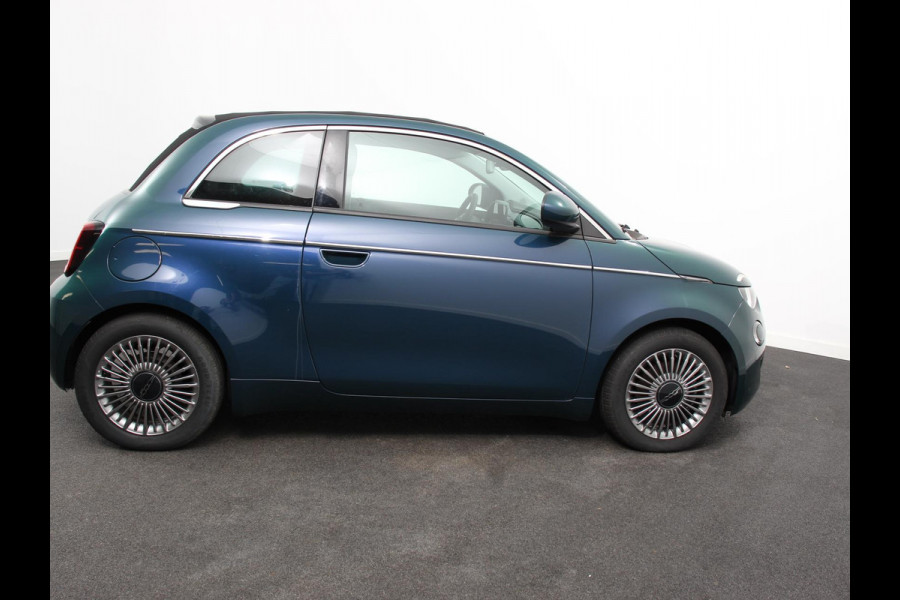 Fiat 500E Berline 42 kWh Automaat Climate control Cruise control Achteruitrijcamera Led Navigatie Apple Carplay/ Android Auto Lichtmetalen velgen Stoelverwarming