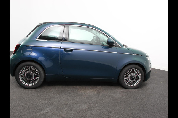 Fiat 500E Berline 42 kWh Automaat Climate control Cruise control Achteruitrijcamera Led Navigatie Apple Carplay/ Android Auto Lichtmetalen velgen Stoelverwarming