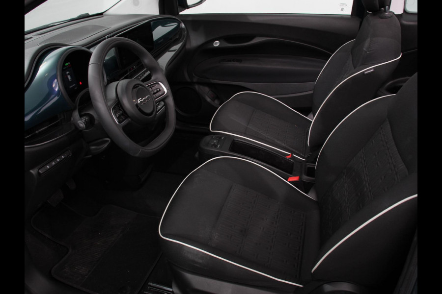 Fiat 500E Berline 42 kWh Automaat Climate control Cruise control Achteruitrijcamera Led Navigatie Apple Carplay/ Android Auto Lichtmetalen velgen Stoelverwarming