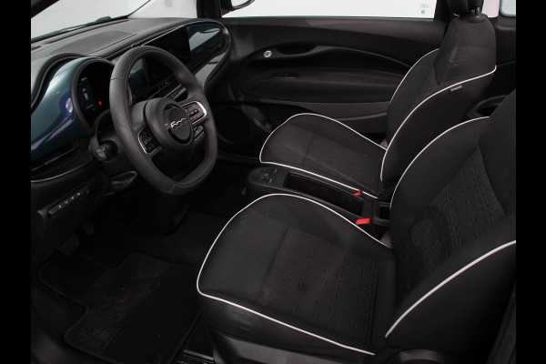 Fiat 500E Berline 42 kWh Automaat Climate control Cruise control Achteruitrijcamera Led Navigatie Apple Carplay/ Android Auto Lichtmetalen velgen Stoelverwarming