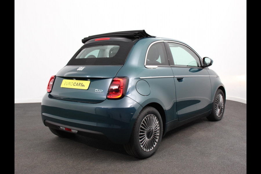 Fiat 500E Berline 42 kWh Automaat Climate control Cruise control Achteruitrijcamera Led Navigatie Apple Carplay/ Android Auto Lichtmetalen velgen Stoelverwarming