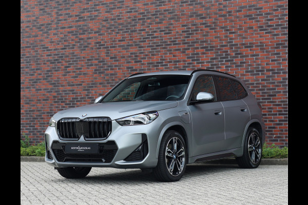 BMW X1 30e xDrive | M onderstel - Sportstoelen - Direct rijden!