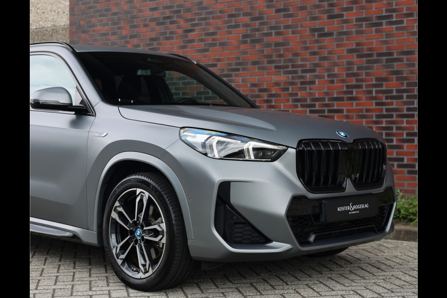 BMW X1 30e xDrive | M onderstel - Sportstoelen - Direct rijden!
