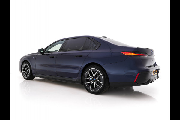 BMW i7 xDrive60 106 kWh M-Sportpack [3-Fase-11kW] {SoH-98%} (INCL.BTW) *PANO | HEAD-UP | LUXURY-LEATHER | FULL-LED | BLIND-SPOT | BOWERS&WILKINS | MEMORY-PACK | TOP-VIEW | VENTILATED/HEATED-COMFORTSEATS | SOFT-CLOSE | WIDE-SREEN-DIGICOCKPIT | KEYLESS