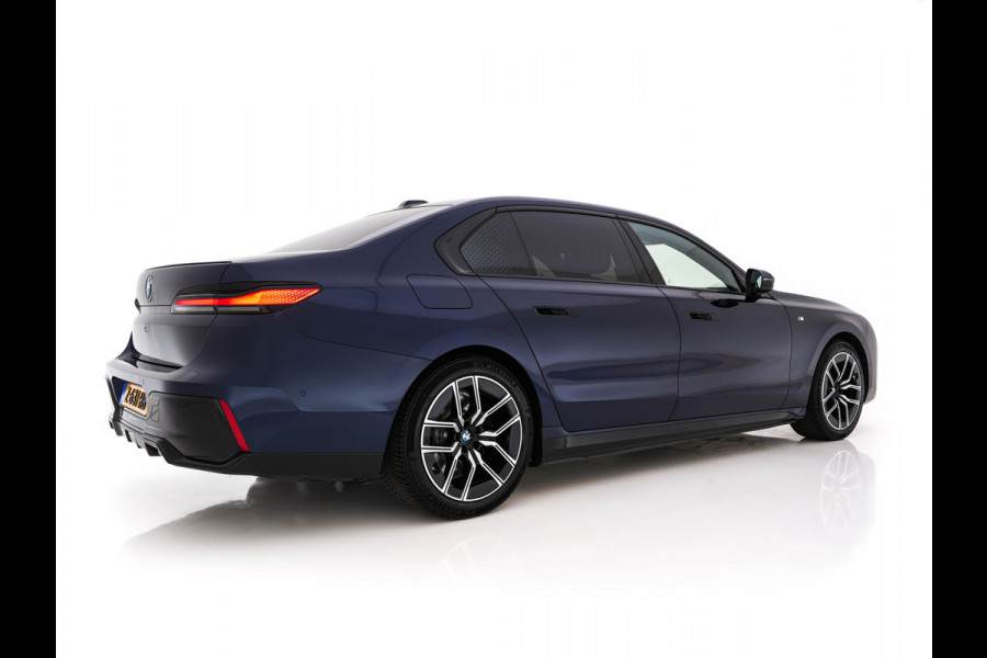 BMW i7 xDrive60 106 kWh M-Sportpack [3-Fase-11kW] {SoH-98%} (INCL.BTW) *PANO | HEAD-UP | LUXURY-LEATHER | FULL-LED | BLIND-SPOT | BOWERS&WILKINS | MEMORY-PACK | TOP-VIEW | VENTILATED/HEATED-COMFORTSEATS | SOFT-CLOSE | WIDE-SREEN-DIGICOCKPIT | KEYLESS