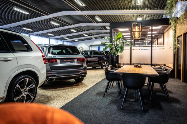 Volvo XC60 T8 PHEV AWD Ultra Black Edition Trekhaak | Bowers & Wilkins |  Massage | Open dak |  Stoel ventilatie | Stoel-/stuurverwarming | Head-up | 360 camera | *455PK*