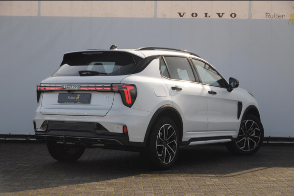 Lynk & Co 01 276PK Automaat Core / Adaptieve cruise control / Stoel - en stuurwielverarming / Parkeersensoren met camera / Apple carplay / Trekhaak / Metallic lak / 19" lichtmetalen velgen