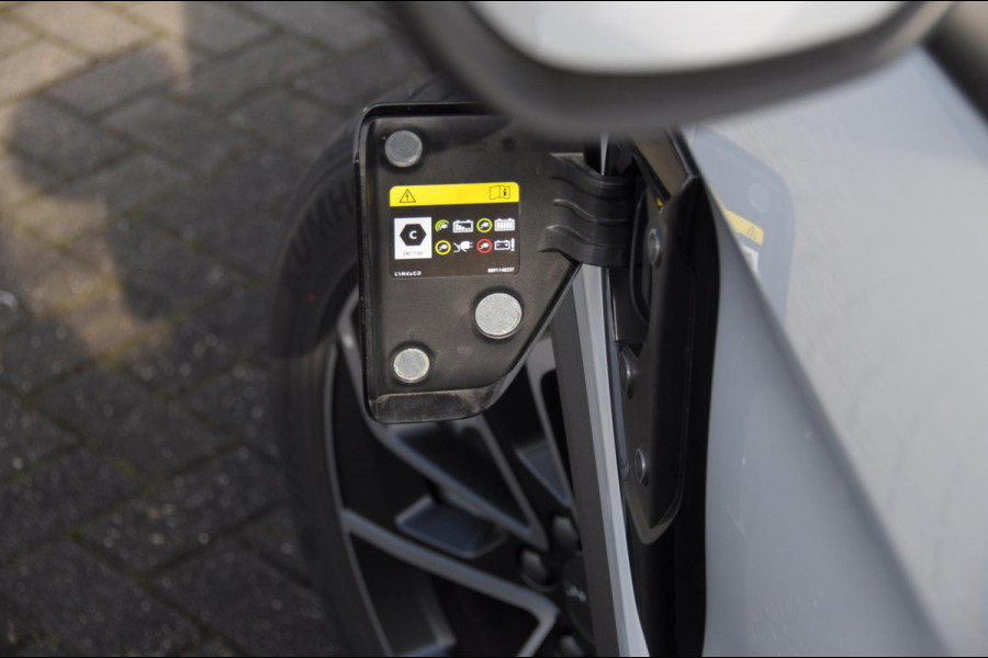 Lynk & Co 01 276PK Automaat Core / Adaptieve cruise control / Stoel - en stuurwielverarming / Parkeersensoren met camera / Apple carplay / Trekhaak / Metallic lak / 19" lichtmetalen velgen
