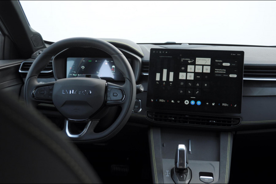 Lynk & Co 01 276PK Automaat Core / Adaptieve cruise control / Stoel - en stuurwielverarming / Parkeersensoren met camera / Apple carplay / Trekhaak / Metallic lak / 19" lichtmetalen velgen
