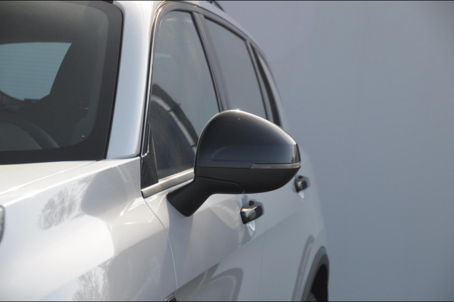 Lynk & Co 01 276PK Automaat Core / Adaptieve cruise control / Stoel - en stuurwielverarming / Parkeersensoren met camera / Apple carplay / Trekhaak / Metallic lak / 19" lichtmetalen velgen