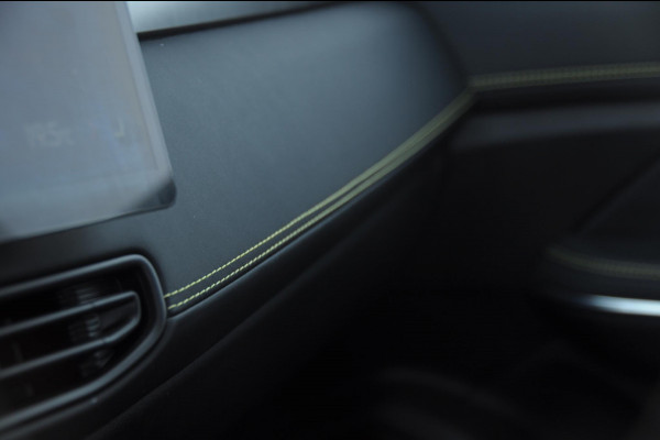 Lynk & Co 01 276PK Automaat Core / Adaptieve cruise control / Stoel - en stuurwielverarming / Parkeersensoren met camera / Apple carplay / Trekhaak / Metallic lak / 19" lichtmetalen velgen