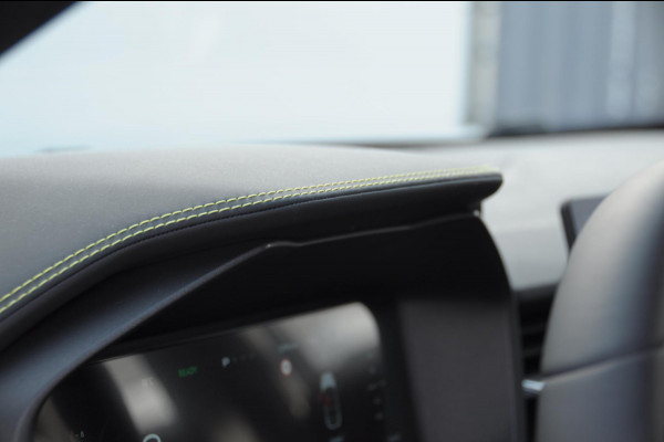 Lynk & Co 01 276PK Automaat Core / Adaptieve cruise control / Stoel - en stuurwielverarming / Parkeersensoren met camera / Apple carplay / Trekhaak / Metallic lak / 19" lichtmetalen velgen