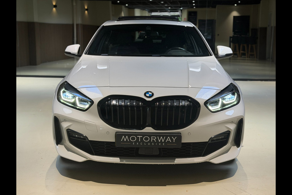 BMW 1-serie 120i High Executive|Pano|HUD|Keyless|Sfeer