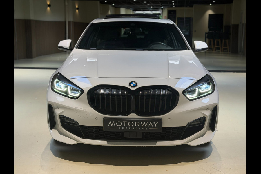 BMW 1-serie 120i High Executive|Pano|HUD|Keyless|Sfeer