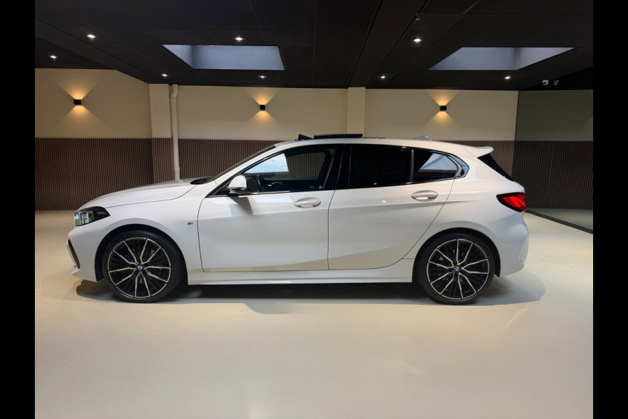 BMW 1-serie 120i High Executive|Pano|HUD|Keyless|Sfeer