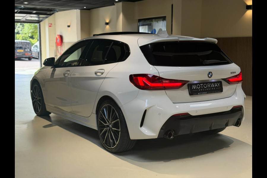 BMW 1-serie 120i High Executive|Pano|HUD|Keyless|Sfeer