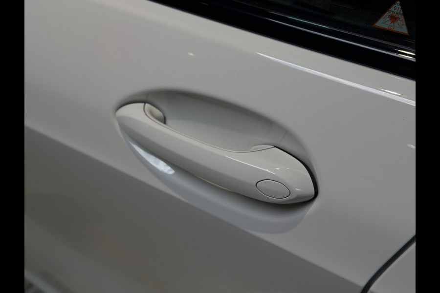 BMW 1-serie 120i High Executive|Pano|HUD|Keyless|Sfeer