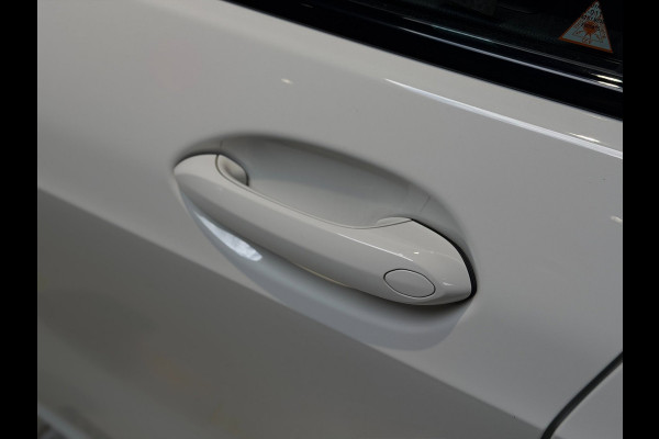 BMW 1-serie 120i High Executive|Pano|HUD|Keyless|Sfeer