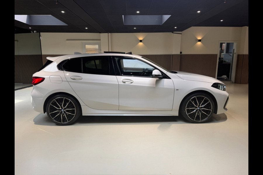 BMW 1-serie 120i High Executive|Pano|HUD|Keyless|Sfeer