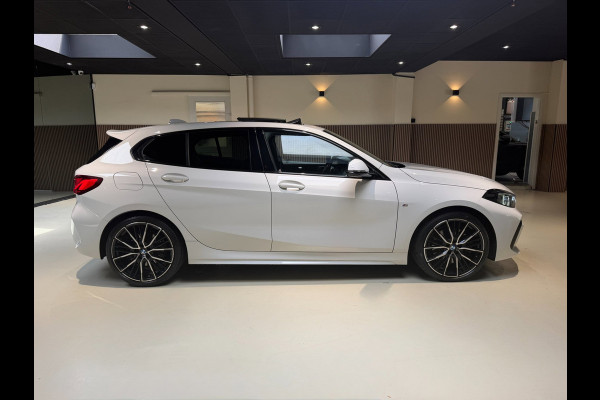 BMW 1-serie 120i High Executive|Pano|HUD|Keyless|Sfeer