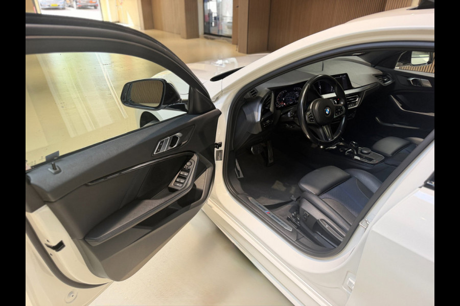 BMW 1-serie 120i High Executive|Pano|HUD|Keyless|Sfeer
