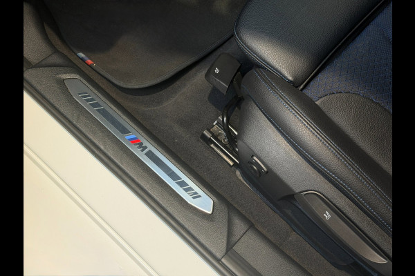 BMW 1-serie 120i High Executive|Pano|HUD|Keyless|Sfeer