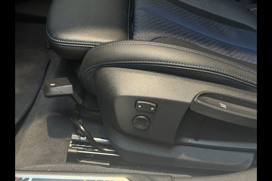 BMW 1-serie 120i High Executive|Pano|HUD|Keyless|Sfeer