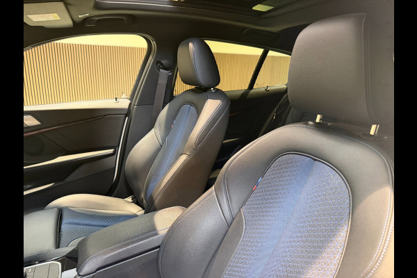 BMW 1-serie 120i High Executive|Pano|HUD|Keyless|Sfeer