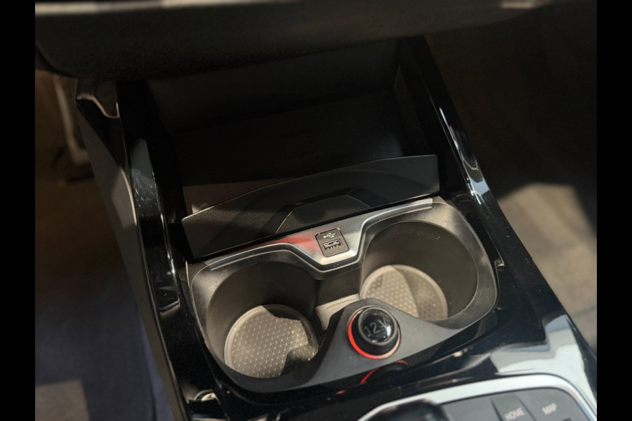 BMW 1-serie 120i High Executive|Pano|HUD|Keyless|Sfeer