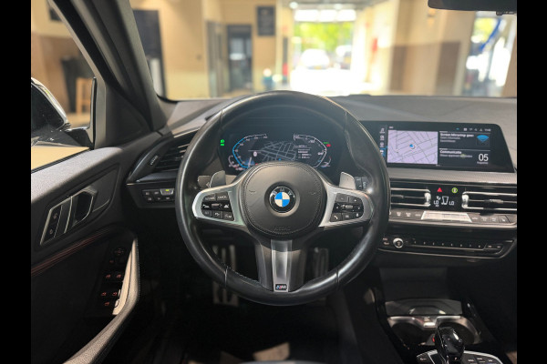 BMW 1-serie 120i High Executive|Pano|HUD|Keyless|Sfeer