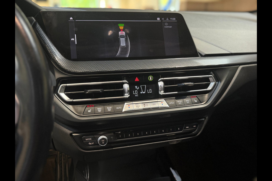 BMW 1-serie 120i High Executive|Pano|HUD|Keyless|Sfeer