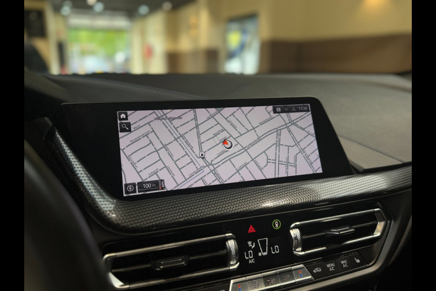 BMW 1-serie 120i High Executive|Pano|HUD|Keyless|Sfeer