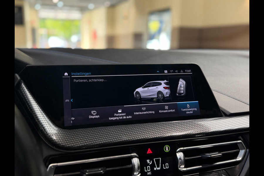 BMW 1-serie 120i High Executive|Pano|HUD|Keyless|Sfeer