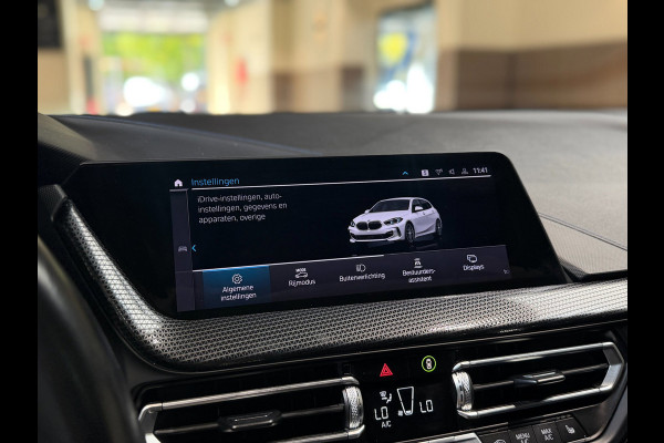 BMW 1-serie 120i High Executive|Pano|HUD|Keyless|Sfeer
