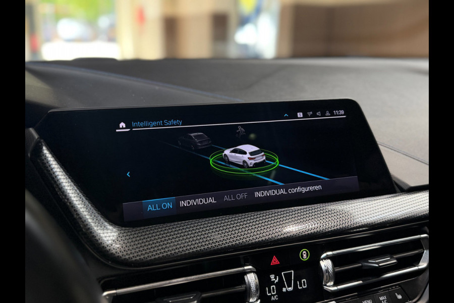 BMW 1-serie 120i High Executive|Pano|HUD|Keyless|Sfeer