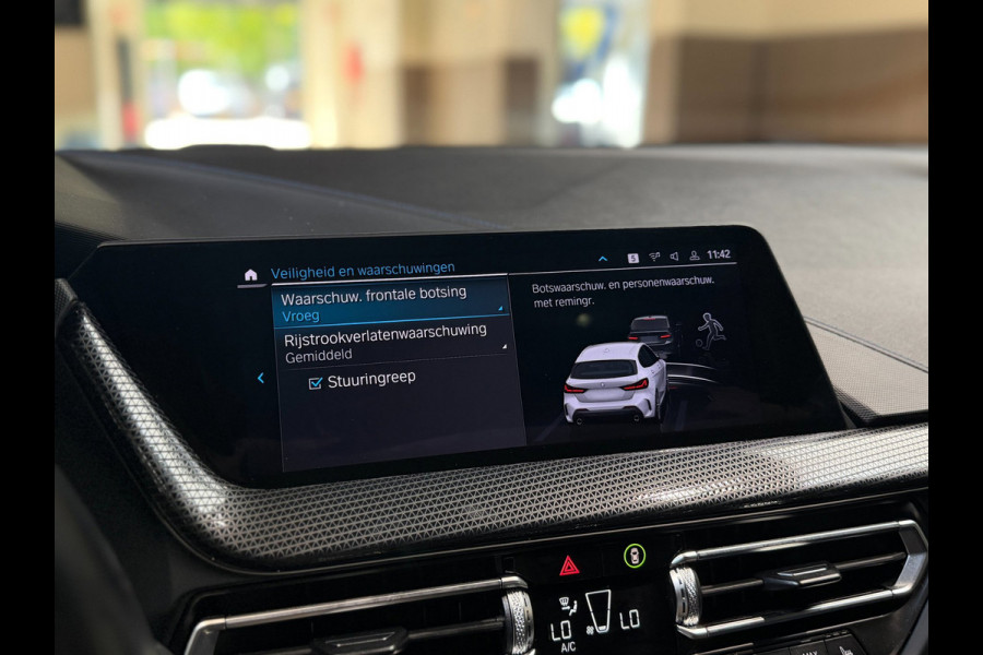 BMW 1-serie 120i High Executive|Pano|HUD|Keyless|Sfeer