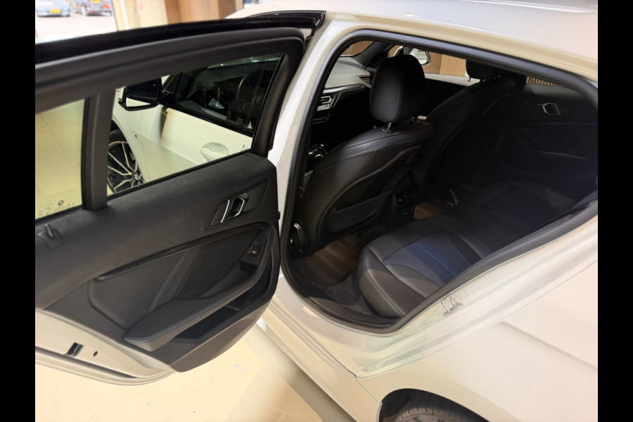 BMW 1-serie 120i High Executive|Pano|HUD|Keyless|Sfeer