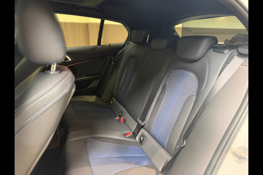 BMW 1-serie 120i High Executive|Pano|HUD|Keyless|Sfeer