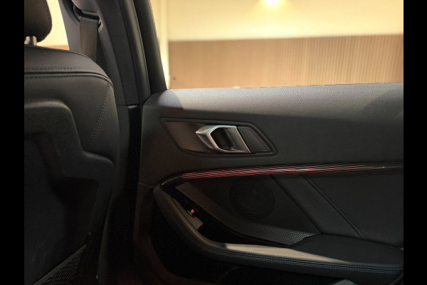 BMW 1-serie 120i High Executive|Pano|HUD|Keyless|Sfeer