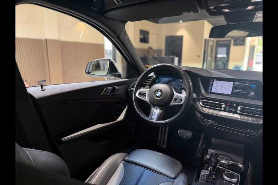 BMW 1-serie 120i High Executive|Pano|HUD|Keyless|Sfeer
