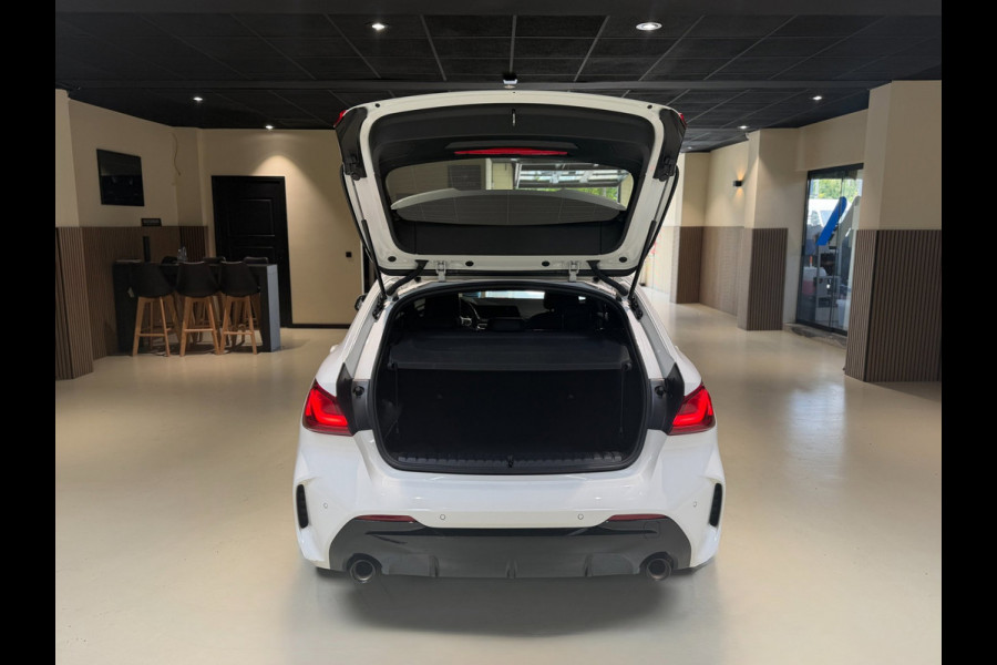 BMW 1-serie 120i High Executive|Pano|HUD|Keyless|Sfeer