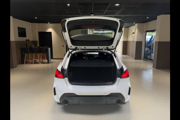 BMW 1-serie 120i High Executive|Pano|HUD|Keyless|Sfeer