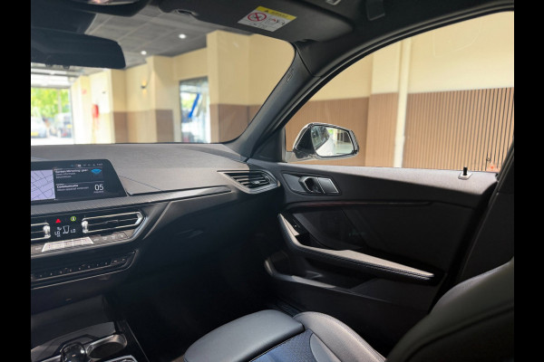 BMW 1-serie 120i High Executive|Pano|HUD|Keyless|Sfeer